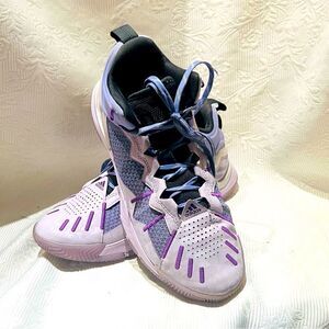 Adidas Rose "Son of Chi" US Men's Size 9.5 Purple
Basketball Shoes RARE